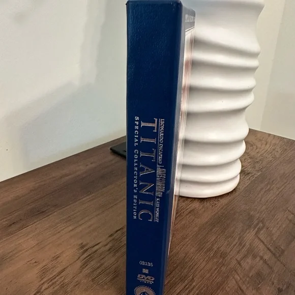 Titanic Special Collectors
Edition, 3 Disc Set, with Special Features - Picture 4 of 4